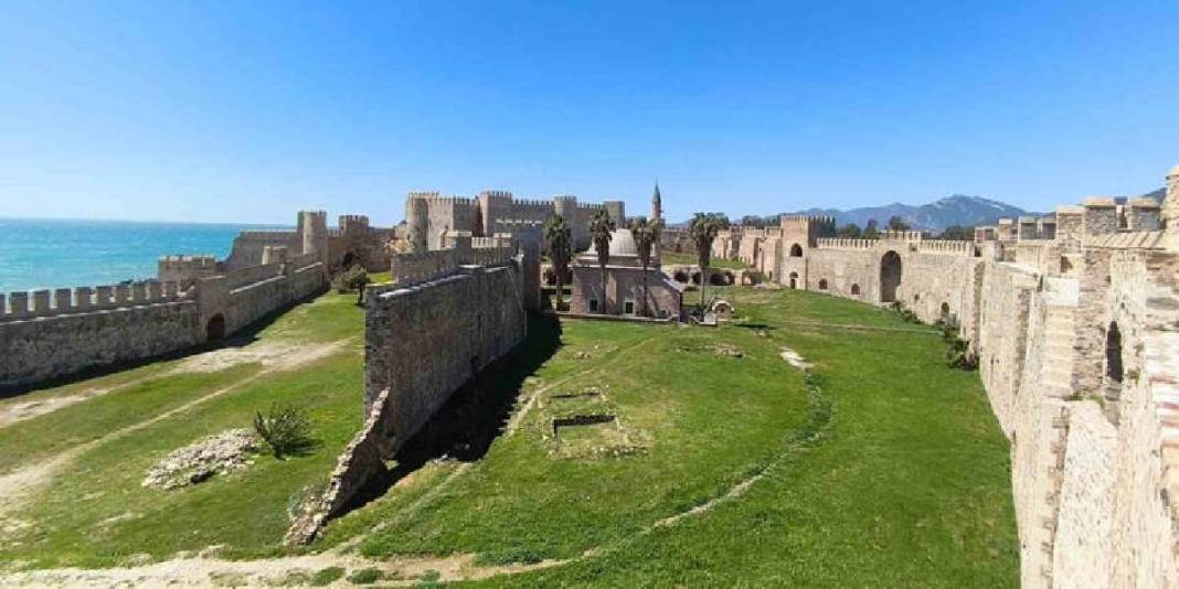 Türkiye’nin deniz kıyısında bulunan en eski kalesi! 1500 yıllık geçmişiyle 39 kule barındırıyor 3